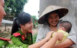 Những hình ảnh ấm áp tình quân dân ở vùng ngập Hà Nội