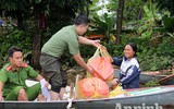 Những hình ảnh ấm áp tình quân dân ở vùng ngập Hà Nội