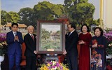 Tổng Bí thư Nguyễn Phú Trọng chúc tết Hà Nội và thả bộ bên hồ Gươm tối 30 Tết