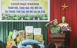Sẻ chia yêu thương với trẻ em kém may mắn