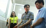 Phó Thủ tướng Vũ Đức Đam kiểm tra nhà vệ sinh công cộng ở Hà Nội