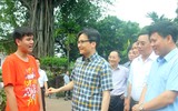 Phó Thủ tướng Vũ Đức Đam kiểm tra nhà vệ sinh công cộng ở Hà Nội