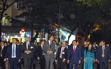 Thả bộ bên hồ Gươm, Thủ tướng Pháp bất ngờ được tặng tranh ký họa chân dung