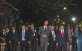 Thả bộ bên hồ Gươm, Thủ tướng Pháp bất ngờ được tặng tranh ký họa chân dung