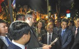 Thả bộ bên hồ Gươm, Thủ tướng Pháp bất ngờ được tặng tranh ký họa chân dung