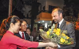 Thả bộ bên hồ Gươm, Thủ tướng Pháp bất ngờ được tặng tranh ký họa chân dung