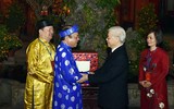 Tổng Bí thư, Chủ tịch nước Nguyễn Phú Trọng dâng hương ở chùa Trấn Quốc và mừng tuổi công nhân môi trường