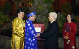 Tổng Bí thư, Chủ tịch nước Nguyễn Phú Trọng dâng hương ở chùa Trấn Quốc và mừng tuổi công nhân môi trường