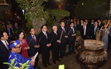 Tổng Bí thư, Chủ tịch nước Nguyễn Phú Trọng dâng hương ở chùa Trấn Quốc và mừng tuổi công nhân môi trường