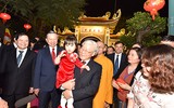 Tổng Bí thư, Chủ tịch nước Nguyễn Phú Trọng dâng hương ở chùa Trấn Quốc và mừng tuổi công nhân môi trường