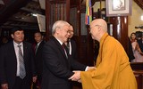 Tổng Bí thư, Chủ tịch nước Nguyễn Phú Trọng dâng hương ở chùa Trấn Quốc và mừng tuổi công nhân môi trường