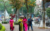 [ẢNH] Ngỡ ngàng với bản giao hưởng màu sắc của các loài hoa bên hồ Gươm