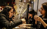 Bà bầu xếp hàng từ rạng sáng chờ mua vàng ngày vía Thần Tài