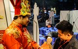 Bà bầu xếp hàng từ rạng sáng chờ mua vàng ngày vía Thần Tài