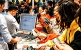 Bà bầu xếp hàng từ rạng sáng chờ mua vàng ngày vía Thần Tài
