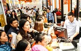 Bà bầu xếp hàng từ rạng sáng chờ mua vàng ngày vía Thần Tài