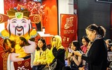 Bà bầu xếp hàng từ rạng sáng chờ mua vàng ngày vía Thần Tài