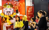 Bà bầu xếp hàng từ rạng sáng chờ mua vàng ngày vía Thần Tài