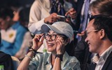 [ẢNH] Sao Ngọa Hổ Tàng Long Dương Tử Quỳnh tặng mũ bảo hiểm cho học sinh ở Hà Nội