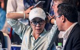 [ẢNH] Sao Ngọa Hổ Tàng Long Dương Tử Quỳnh tặng mũ bảo hiểm cho học sinh ở Hà Nội