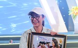 [ẢNH] Sao Ngọa Hổ Tàng Long Dương Tử Quỳnh tặng mũ bảo hiểm cho học sinh ở Hà Nội