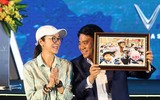 [ẢNH] Sao Ngọa Hổ Tàng Long Dương Tử Quỳnh tặng mũ bảo hiểm cho học sinh ở Hà Nội