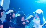 [ẢNH] Sao Ngọa Hổ Tàng Long Dương Tử Quỳnh tặng mũ bảo hiểm cho học sinh ở Hà Nội