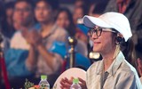 [ẢNH] Sao Ngọa Hổ Tàng Long Dương Tử Quỳnh tặng mũ bảo hiểm cho học sinh ở Hà Nội