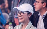 [ẢNH] Sao Ngọa Hổ Tàng Long Dương Tử Quỳnh tặng mũ bảo hiểm cho học sinh ở Hà Nội