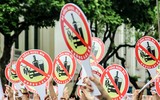 [Ảnh] Phó Thủ tướng Thường trực Trương Hòa Bình cùng người dân đi bộ kêu gọi 