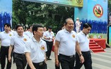 [Ảnh] Phó Thủ tướng Thường trực Trương Hòa Bình cùng người dân đi bộ kêu gọi 