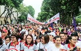 [Ảnh] Phó Thủ tướng Thường trực Trương Hòa Bình cùng người dân đi bộ kêu gọi 