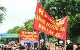 [Ảnh] Phó Thủ tướng Thường trực Trương Hòa Bình cùng người dân đi bộ kêu gọi 