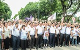 [Ảnh] Phó Thủ tướng Thường trực Trương Hòa Bình cùng người dân đi bộ kêu gọi 