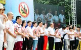 [Ảnh] Phó Thủ tướng Thường trực Trương Hòa Bình cùng người dân đi bộ kêu gọi 