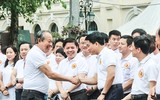 [Ảnh] Phó Thủ tướng Thường trực Trương Hòa Bình cùng người dân đi bộ kêu gọi 