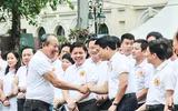 [Ảnh] Phó Thủ tướng Thường trực Trương Hòa Bình cùng người dân đi bộ kêu gọi 