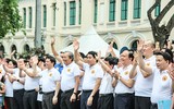 [Ảnh] Phó Thủ tướng Thường trực Trương Hòa Bình cùng người dân đi bộ kêu gọi 