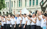 [Ảnh] Phó Thủ tướng Thường trực Trương Hòa Bình cùng người dân đi bộ kêu gọi 