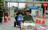 Giờ học kỹ năng an toàn giao thông đầy niềm vui của các 
