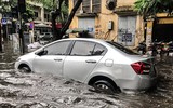 [ẢNH] Hà Nội mưa lớn, phố biến thành sông