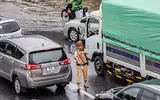 [ẢNH] Phố biến thành sông, CSGT Hà Nội thành 