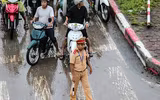 [ẢNH] Phố biến thành sông, CSGT Hà Nội thành 
