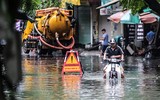 [ẢNH] Phố biến thành sông, CSGT Hà Nội thành 