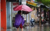 [ẢNH] Phố biến thành sông, CSGT Hà Nội thành 