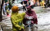 [ẢNH] Phố biến thành sông, CSGT Hà Nội thành 