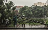 [ẢNH] Công an Hà Nội căng mình khắc phục hậu quả mưa bão