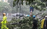 [ẢNH] Công an Hà Nội căng mình khắc phục hậu quả mưa bão
