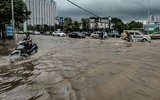 [ẢNH] Phố biến thành sông, CSGT Hà Nội thành 