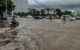 [ẢNH] Phố biến thành sông, CSGT Hà Nội thành 
